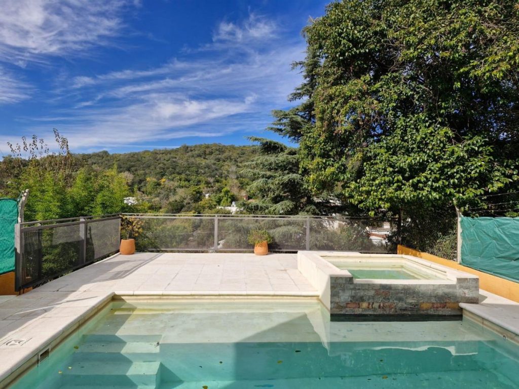 Venta de Excelente Propiedad con Pileta y Vista en Rio Ceballos.